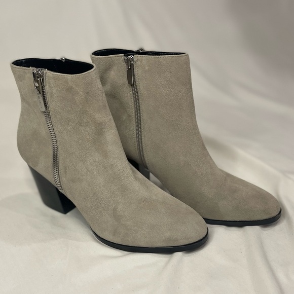 Nine West Neva2 Ankle Boot women size 8.5M gray suede 3 in. heel dbl zipper NWOB - Picture 4 of 12
